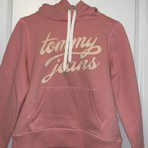 Rosa Tommy hilfiger (jeans) hoodie, helt ny tyvärr - inte riktigt min stil längre. Jättemysig och perfekt för kalla vintrar! 💕