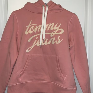 TOMMY JEANS HOODIE - Rosa Tommy hilfiger (jeans) hoodie, helt ny tyvärr - inte riktigt min stil längre. Jättemysig och perfekt för kalla vintrar! 💕
