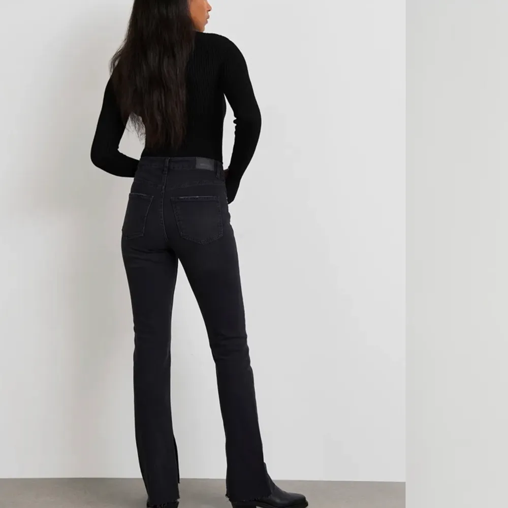 Ett par super snygga jeans från Gina Tricot som tyvärr inte kommit till användning. Helt nya och har aldrig använt byxorna. Skriv för intresse💛. Jeans & Byxor.