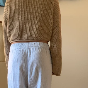 Beige stickad croppad tröja - Från nakd fint skick inte använd lång i armarna lagom kort säljer för att den är för liten