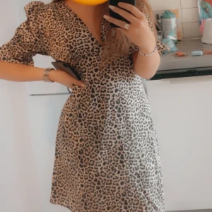 Leopardklänning NAKDxKARO KAUER - Super fin och skön klänning med leopardmönster från NAKD x Karo Kauer som har lite puffiga ärmar också 😍😍😍