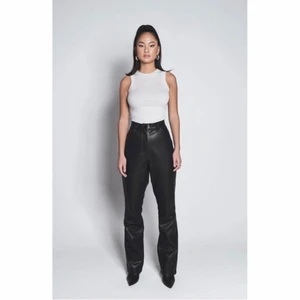 Faux skinnbyxor från LXAthelabel  - Helt nya, oanvända. Faux skinnbyxor från LXAthelabel, Linn Ahlborgs märke i storlek M. Nypris 1099kr.