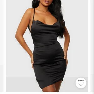 Silkes klänning i ”lila” - Dom två första bilderna är du N likadan klänning fast i svart. Den jag säljer är lila. Använd 1 gång förra året men jätte fin.