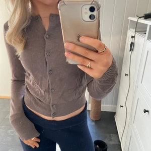 Kofta - Superfin kofta från H&M, går att använda som jag gör på bilden, men även som en fin kofta till sommaren. Använd Max 3 ggr därav bra skick. Säljer för 220kr + frakt 