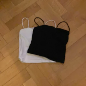 Croptop från Gina Tricot - 2 st croptops från Gina Tricot i storlek xs. En liten fläck på det vita linnet 