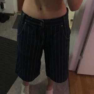 feta byxor  - Säljer mina feta shorts i storlek M. Säljer dom för 250. Väldigt vintage/old. Snygga detaljer på fickorna där bak. Möts upp i Malmö 💋