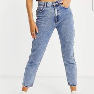 MOM jeans köpta på PULL&BEAR⚡️ Säljer på grund av att de är för små! Endast använda ett fåtalgånger och är i princip i nyskick💕 Första bilden är lånad, hör av dig så skickar jag fler bilder! Stl 40 men de är små i storleken och skulle nog även passa 38! Köparen står för frakt💕