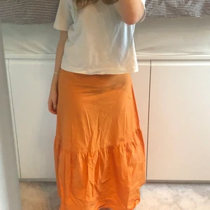 Orange volangkjol  - Superfin Orange volangkjol. Storlek 40 men mer som en S. Superfint skick…. Behöver bara strykas lite🙃