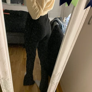 Kostym byxor med slits fram - Aldrig använda, ny skick, högmidjade och långa i benen, passar bra på mig som är 173 cm