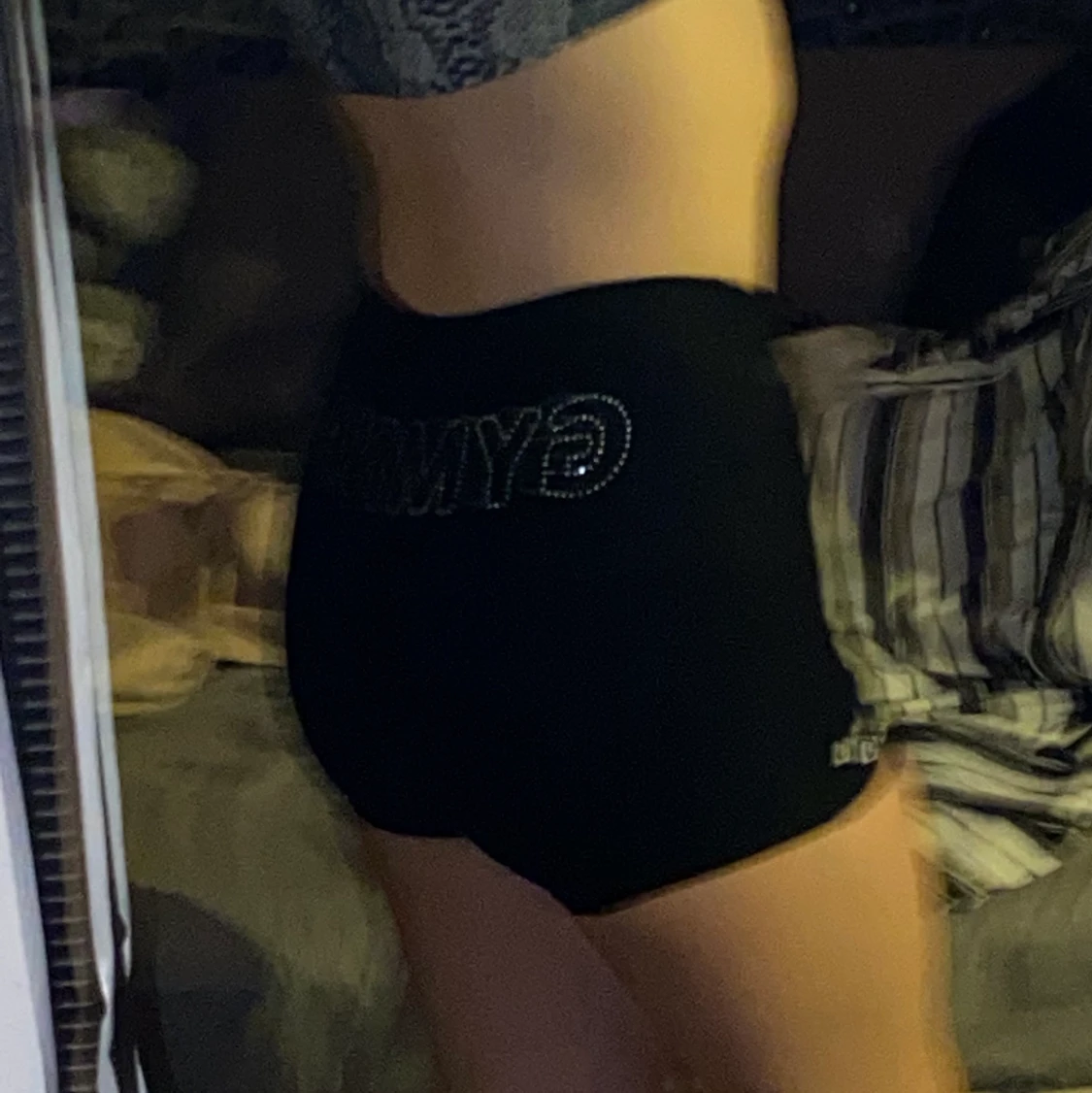 Svarta träningshorts med pärlor  - 90