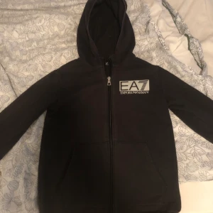 Armani zip hoodie - Tja tja, säljer min lillebrors fina Armani zip hoodie. Storlek än på denna hoodie är 12A (150cm) och skulle väl passa 12-13 åringar. Den har stretchiga ärmar samt en liten krage på änden så ett skönt plagg