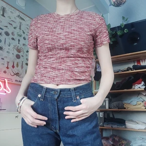 Glittrigtopp - Rödglittrigtopp med en nätt liten upphöjd krage.