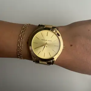 Michael Kors Klocka  - Runway Gulguldstonad/Gulguldtonat stål Ø42 mm. Använd en gång, ser ut som ny! Inga märken, ingenting. Kommer med förlängning av armband.