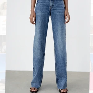 ZARA WIDE LEG - slutsålda jeans från zara, modell Wide leg med hög midja. Storlek 34, långa i benen men går att klippa till passande längd. 