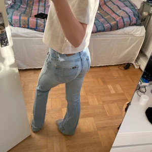 Low waist jeans  - Skitsnygga ljusblåa low waist jeans från Lee! Lite långa för mig som är 160cm men går att vika upp! Säljer för att de inte kommer till användning💕buda från 300kr ❗️bud på 450kr❗️