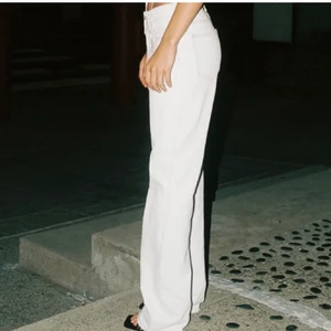 Slutsålda zara jeans - Säljer mina slutsålda jeans från Zara! Använda max 4 gånger men kommer tyvärr inte till användning. Storlek 32 men passar mig som har 34 i alla andra jeans från bla Zara😁😁 skriv privat vid frågor eller egna bilder!