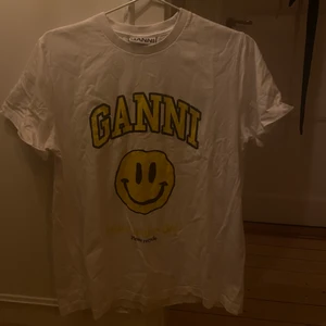 GANNI T-shirt  - Säljer denna as snygga tröja som jag inte använt så mycket. Den är som ny skick men lite skrynklig pga att jag inte använt på ett tag, köpt i butik ganni stockholm. NYPRIS:845   Köp direkt för 500eller pris kan diskuteras❣️❣️❣️
