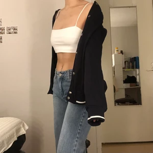 Collegetröja  - En snygg kofta från zara mansavdelning som passar snyggt över en croptop då den är oversized🤍 koftan har en ganska mörk marinblå färg så det ser ut som svart men den är marinblå