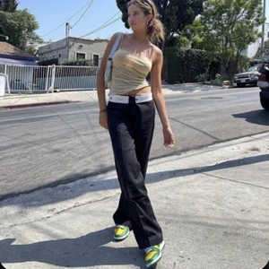 Dickies raka - Skit snygga Dickies byxor som är i nytt skick. Använt ett få tal gånger!! De är i den raka modellen och är lågmidjade/mellanhög midja. De två första bilderna är inte mina. Innebenslängden är 80cm❤️Midjemåttet 80cm❤️