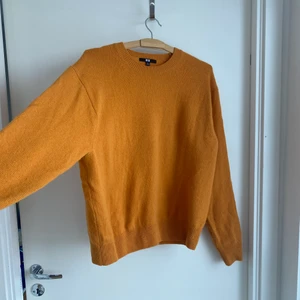 Ulltröja Uniqlo - Fin orange tunnstickat tröja från Uniqlo. 100% ull. Använd 3 gånger. 