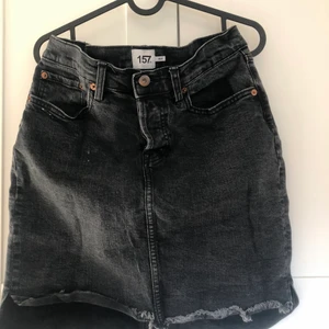 Jeanskjol  - Storlek M från lager 157. Bra skick men använd.