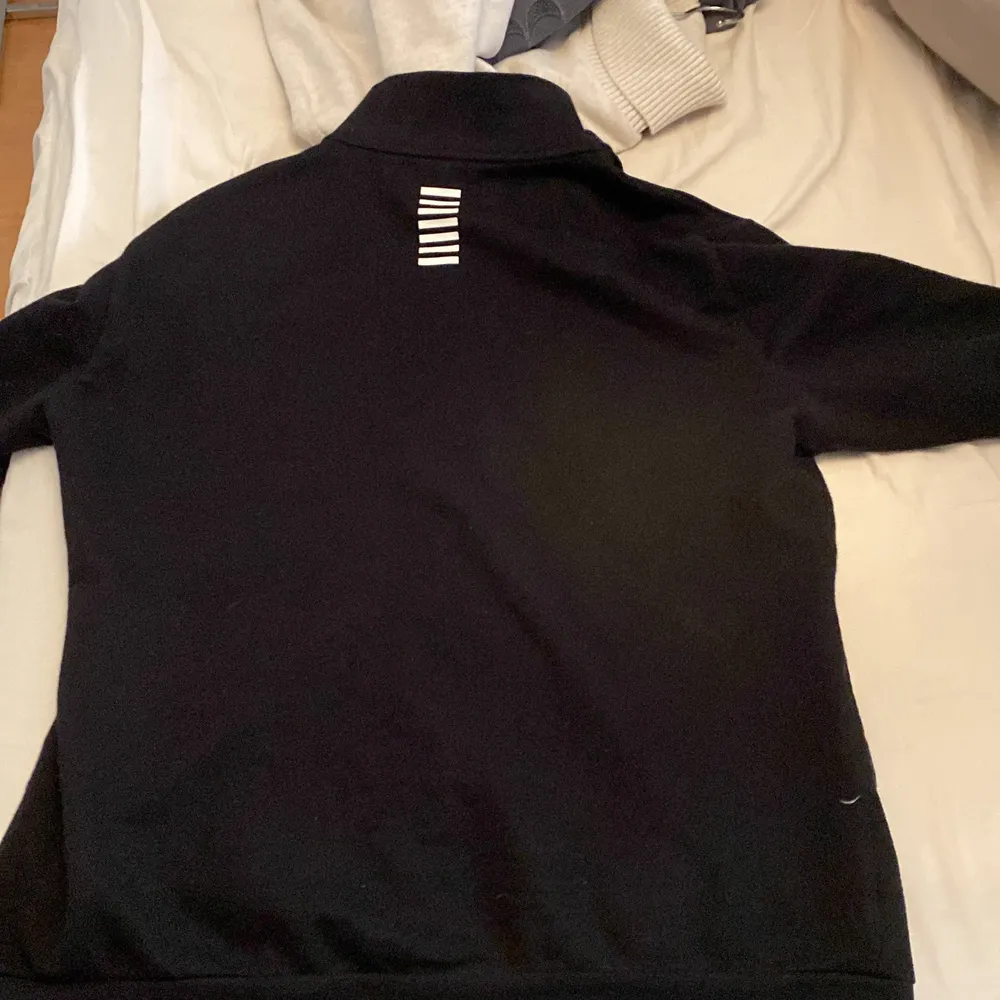 Relativt ny Armani zip som är använd fåtal gånger där med bra skick. Stl M men passar också som S. Nypris 1100kr, mitt pris är 500kr. Skriv för fler bilder. Hoodies.