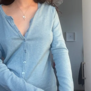 Blå kofta  - Blå kofta som är så härlig och mjuk! Köpt för ca 600kr och i mycket bra skick (endast använd tre gånger) passar de flesta storlekar!