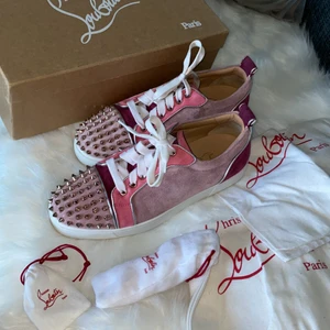 Christian Louboutin sneakers - Christian Louboutin sneakers i snyggaste färgen och väldigt bra skick!!!!! (Inte några fläckar på skorna, alla nitar är kvar osv) Storlek 40.5, passar mig som har 40 perfekt ! Allt på bild medföljer dvs kartong, dustbags, extra skosnören, extra nitar och äkthetsbevis💖💖 nypris är 7000kr! lägger du bud måste du köpa om du vinner budgivningen! Bud är bindande 
