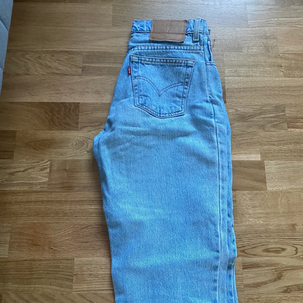 Jätte fin ljusblå färg, levis jeans som sitter jätte bra, dock blivit för små för mig därför själer jag dom. Midrise😊Skriv för fler bilder. Jeans & Byxor.