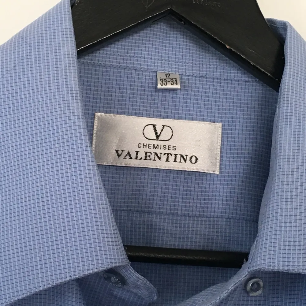 Valentino skjorta i nyskick. Stl 17 , eller 33-34.fraktfritt . Skjortor.
