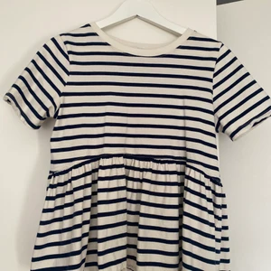 Zara tröja - Tröja som inte längre kommer till använding, lite defekter men inget man tänker på. Stl S men sitter som en xs/s 💗Köparen står för frakten