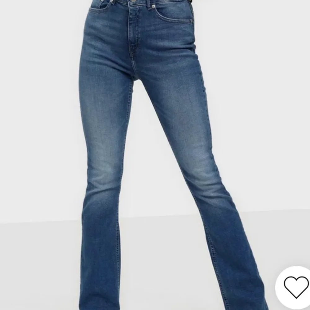 Ett par jättefina jeans från only i storlek 36. Väldigt bra skick och kom privat om ni vill ha hur de ser ut irl. Köpte för 399 kr och säljer för 299 kr. De sitter jättebra på mig som är 175 och perfekt längd vid bena. Jeans & Byxor.