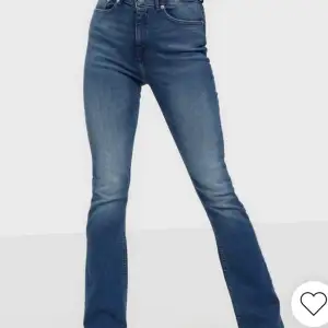 Ett par jättefina jeans från only i storlek 36. Väldigt bra skick och kom privat om ni vill ha hur de ser ut irl. Köpte för 399 kr och säljer för 299 kr. De sitter jättebra på mig som är 175 och perfekt längd vid bena