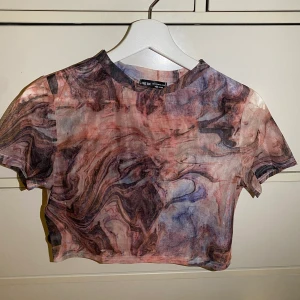 Topp - En crop top som aldrig blev använd. Inte så stretch i materialet. 