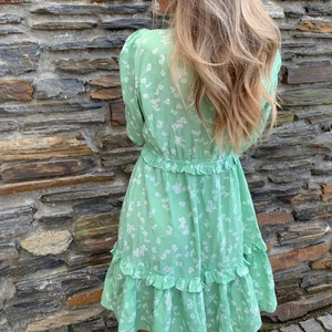 Klänning - Ljusgrön kort sommarklänning med små blommor från & other stories🤍! Knappt använd, passar xs-s 😇