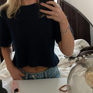 Stickad t shirt - Har flera så säljer denna skit snygga och varma t shirten från monki, i storlek s i en marinblå färg. 90kr + frakt 💓