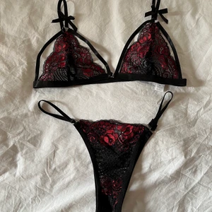 Helt nytt rött/svart underkläder strl M - Helt nytt rött/svart underklädesset i storlek M, passar även S. Aldrig använt, jättefin spets med rpsettdetaljer och band. Frakt 13kr 🥰