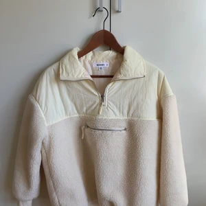 Höstjacka - En fin höstjacka från missguided med half zip dragkedja, gräddvit färg. Säljer då jag inte fått användning för den, använt 2-3 gånger! Storlek 36 men passar även 38. Kostade 449kr