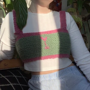 Handstickad bustier - Handstickad topp i rosa och grönt garn, fin att ha över en blus eller som den är! Storlek S