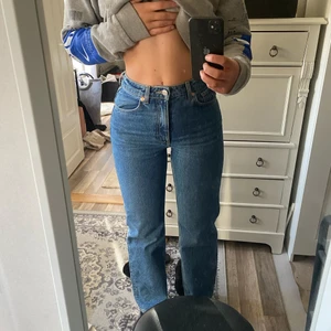 Weekday jeans - Raka Weekday jeans i modellen float 25/32. Sitter bra på mig som är 170cm lång och vanligtvis har s/m i jeans. Nästan helt oanvänd och helt i nyskick. 