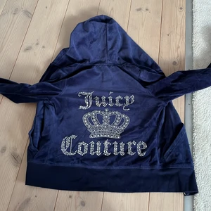 Juciy Couture - ❗️Fake❗️ Köpte nyss ett as snyggt sett från ali express men den var lite för liten för mig (är vanligtvis en S) skulle rekommendera folk som har XS att köpa det💕 köpte det för 400kr och kan tyvär inte lämna tillbaka det så undrar om någon vill köpa. Skriv bud i kommentarerna❤️
