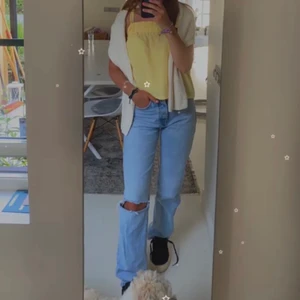 Intressekoll 💛 - Intressekoll på mina zara jeans, Såå snygga och sköna! Använt ganska mycket men ändå i fint skick 💛 ett hål i ena knät som va där när jag köpte dem 🙏🏼 säljer då jag köpt 2 par andra liknande som passar mig bättre 💛  perfekt i längd då jag är va 1,66 🙏🏼💛