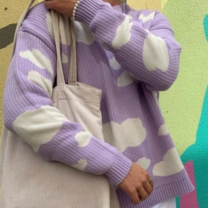 Asos stickad tröja med molnmönster - Slutsåld tröja som jag köpte för ett år sedan men har knappt kommit till användning. Tröjan är i storlek XL men sitter med normal passform på mig som är L.