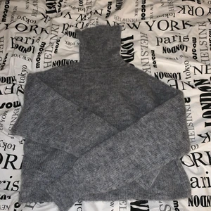 Stickad tröja - Köptes för några veckor sen. Använder aldrig den så den är så gott som ny.