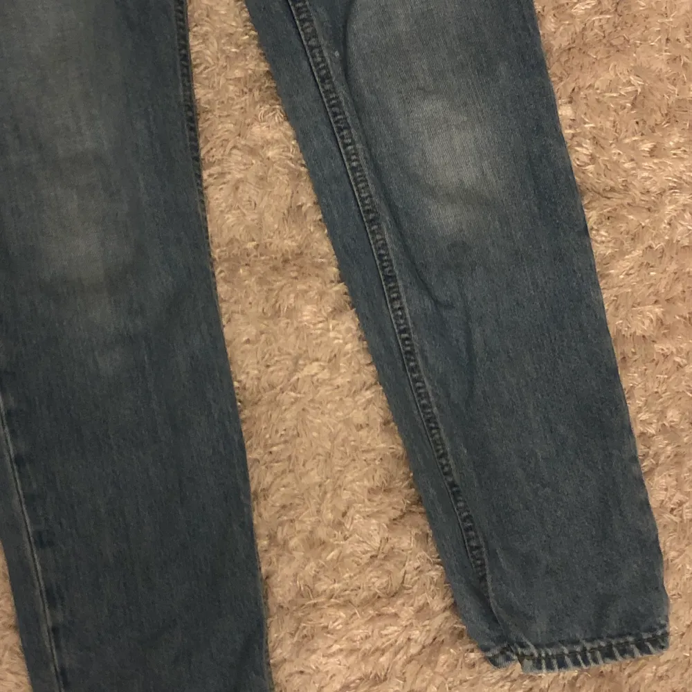 Säljer nu dessa sjukt snygga jeans från Lindex. Inga slitningar. Vet inte riktigt hur mycket frakten blir men jag tar reda på det så fort som jag bara kan. Skriv privat om du är intresserad.. Jeans & Byxor.