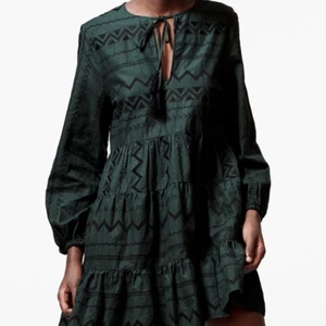 Strl M - Snygg zara klänning med prislapp kvar, slutsåld😍så fin grön💚säljer då den var lite stor på mig