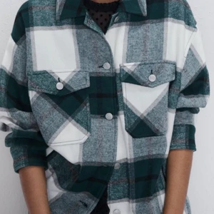 Rutig skjort-jacka - Säljer min rutiga skjortjacka ifrån Hm, färgen är lite ljusare grön än på bilden men kontakta mig för fler bilder! Nypris var 499 (frakt ingår ej)