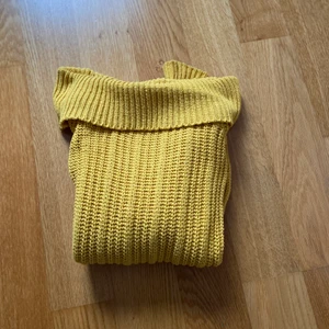 Gul, fin stickad tröja utan ” axlar” - Knappt använd tröja ifrån Kappahl, storlek 146/156. Stretchig och skön, skriv privat om intresserad! 
