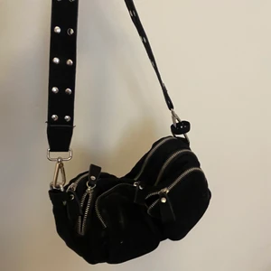 Svart väska med många fickor  - Väska från Ginatricot