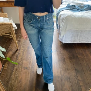 Blå jeans! - Säljer dessa byxor som jag köpt secondhand! De är i storleken S. Det är bara att skicka ett meddelande om du vill ha fler bilder eller undrar något.💞